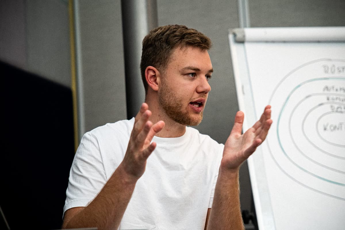 Jakub Landa vysvětluje u flipchartu